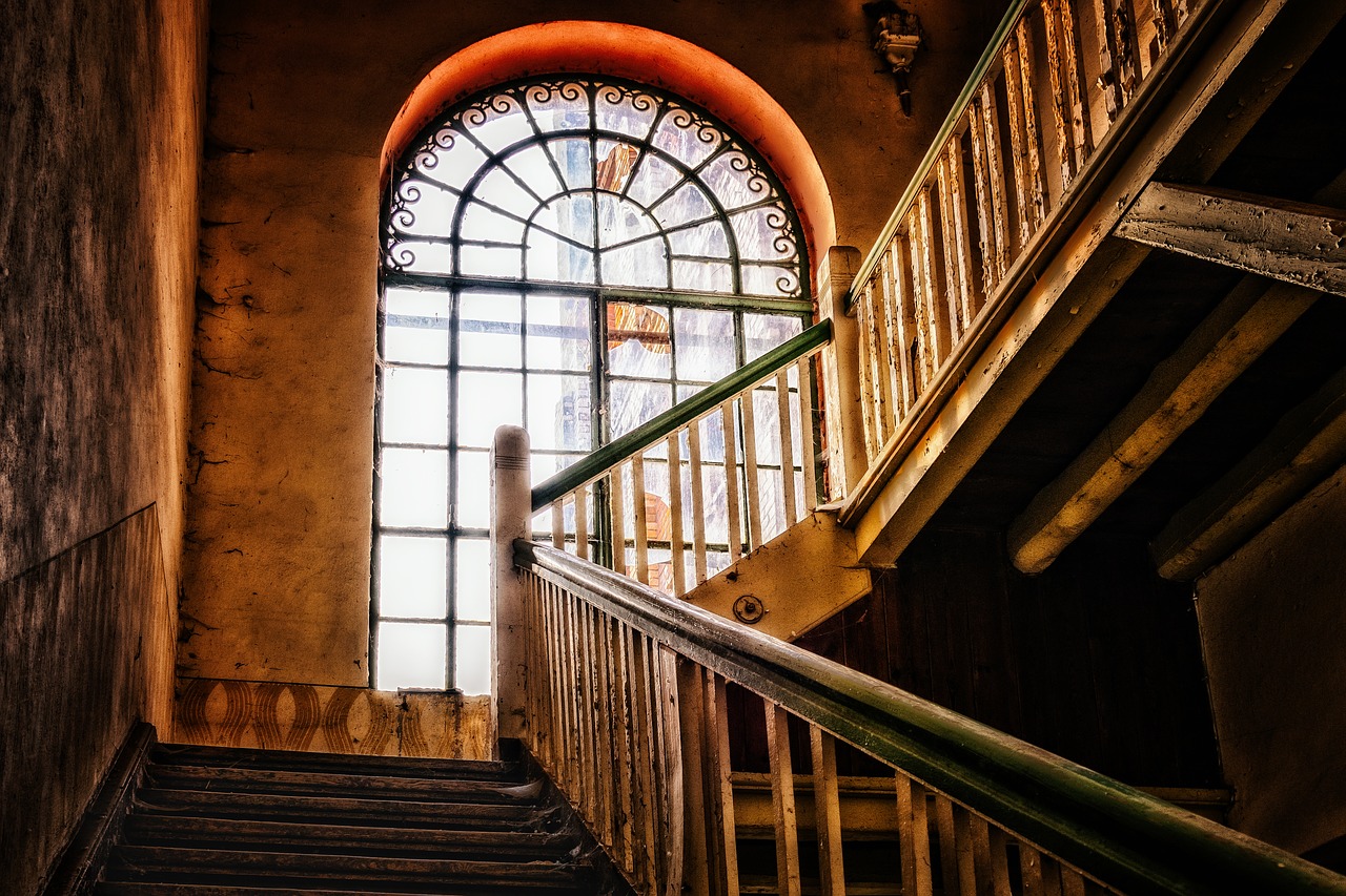 Betrunken torkelt Kuczynski das Treppenhaus hoch.