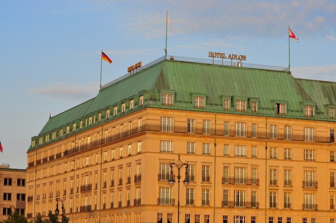 Das Bild zeigt ein Luxushotel in Berlin.