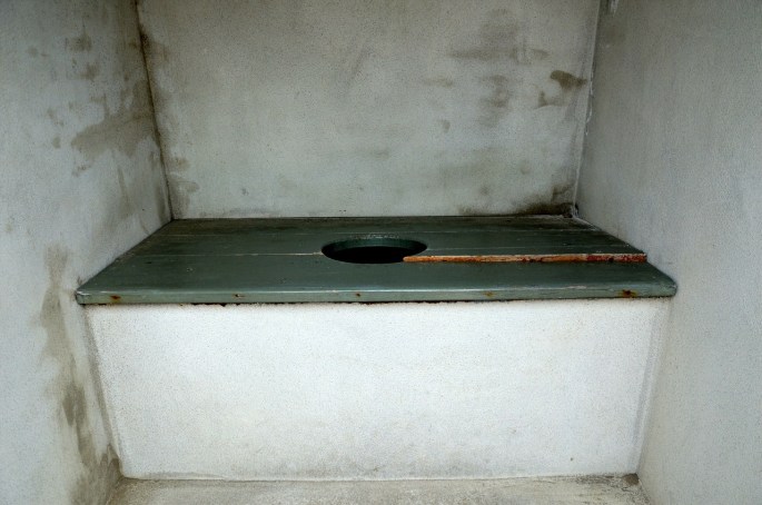 Das Bild zeigt eine Latrine.