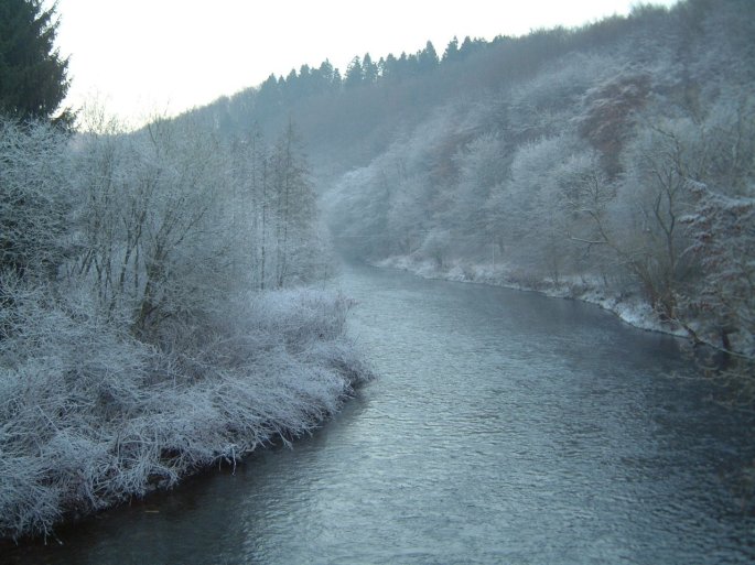 Das Bild zeigt den Fluss Wupper im Winter.