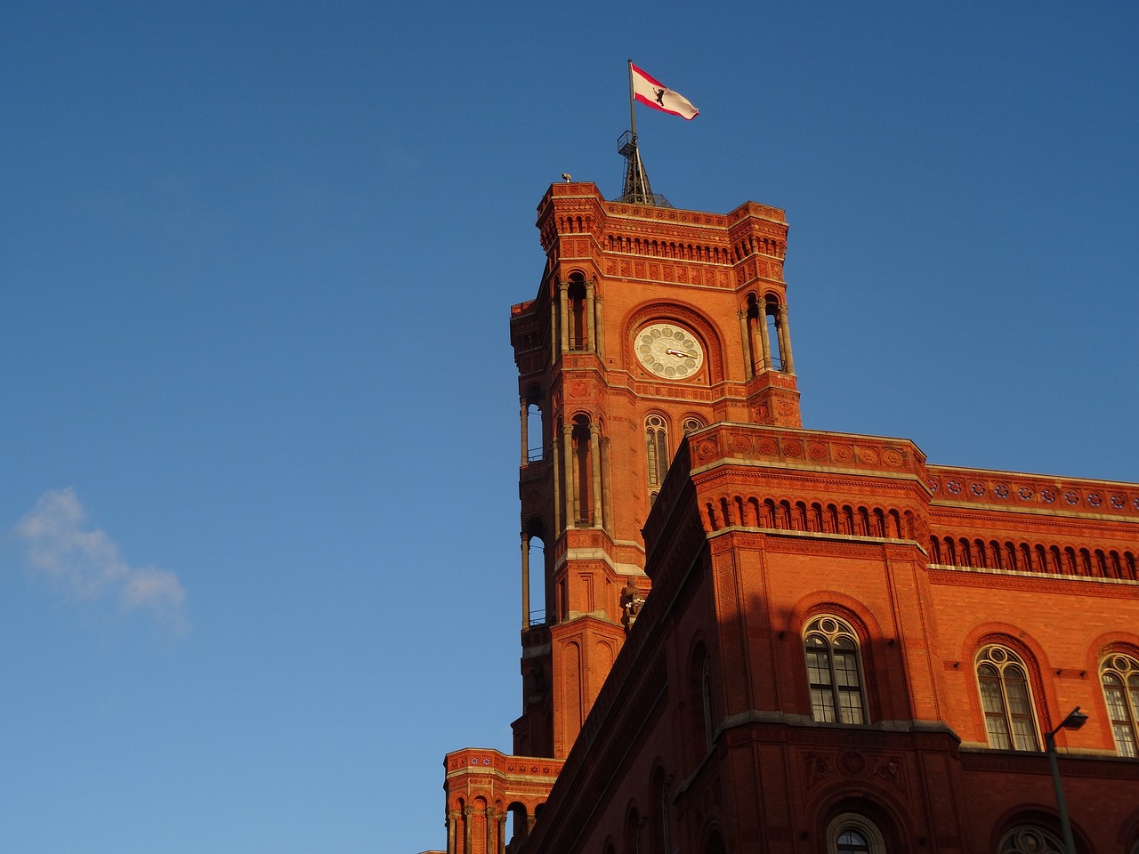 Das Bild zeigt das Rote Rathaus in Berlin