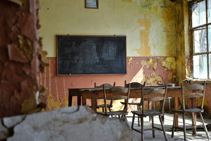 Das Bild zeigt ein altes Klassenzimmer.
