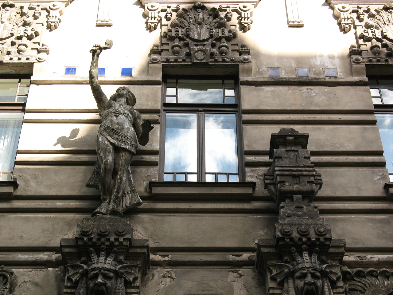 Das Bild zeigt eine Hausfassade in Riga.