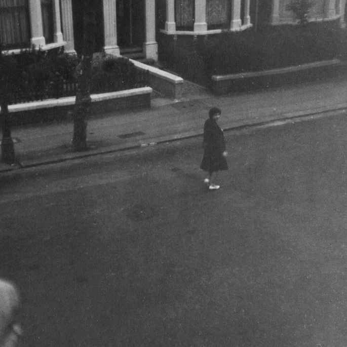 Das Bild zeigt eine sich umblickende Frau