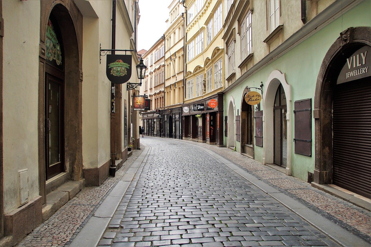 Das Bild zeigt eine verlassene Straße in Prag.