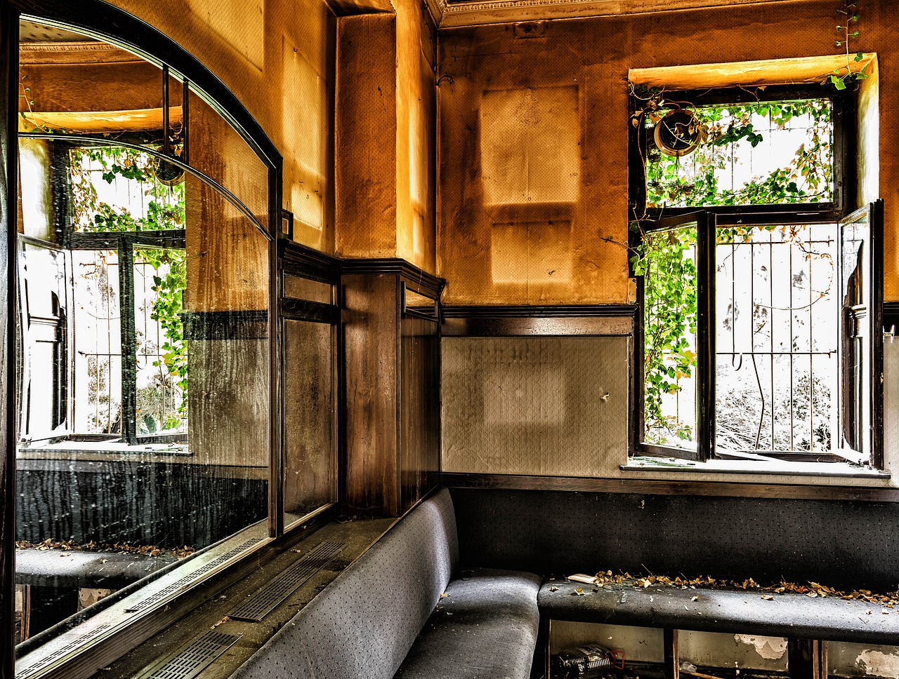 Das Bild zeigt eine aufgegebene Gastwirtschaft.