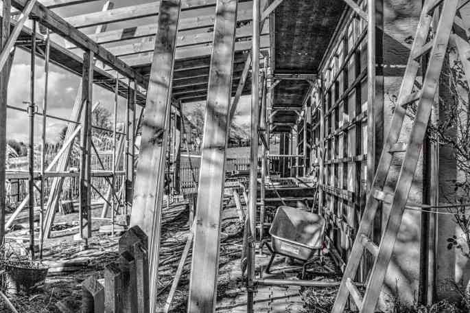 Das Bild zeigt ein Baustellengerüst.