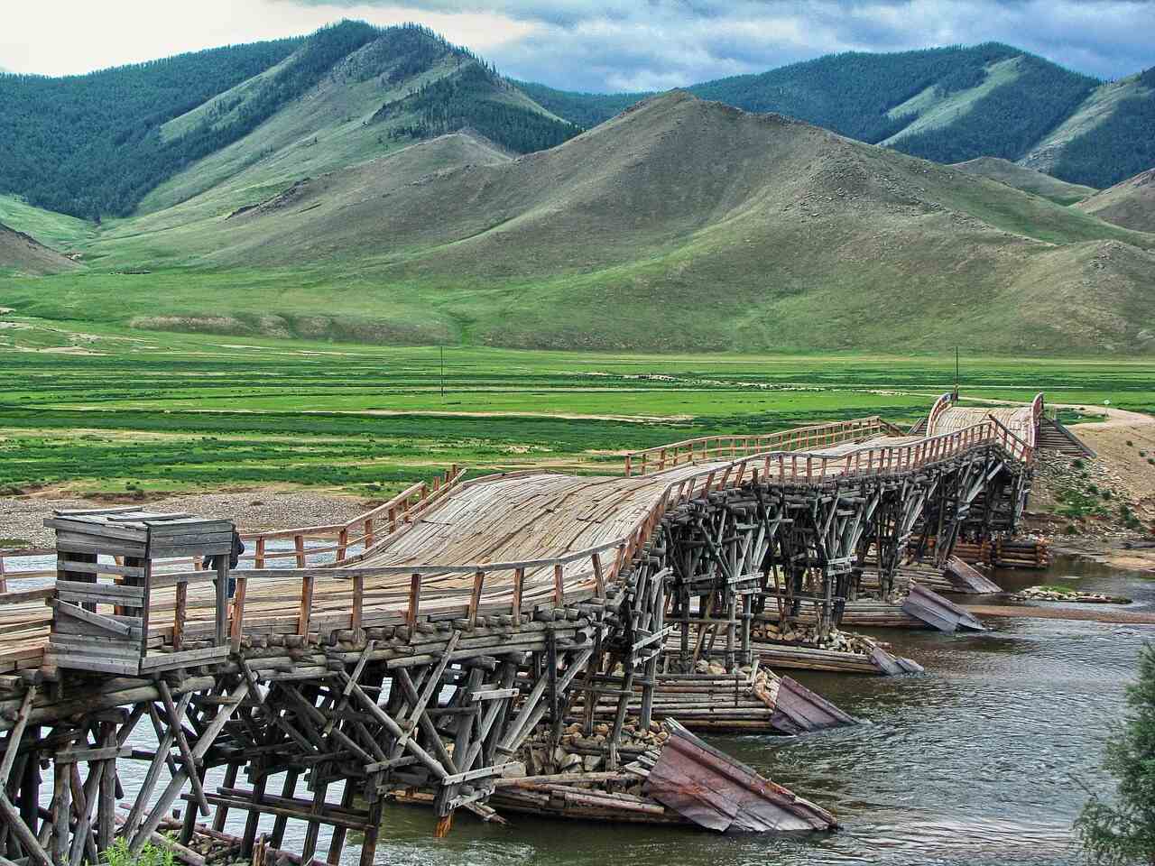 Das Bild zeigt eine hölzerne Brücke in der Mongolei.