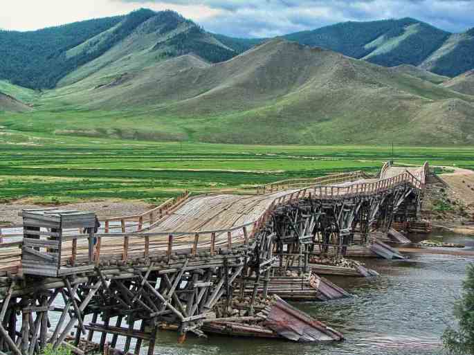 Das Bild zeigt eine hölzerne Brücke in der Mongolei.