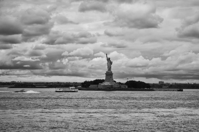 Das Bild zeigt die Freiheitsstatue vom Wasser aus.