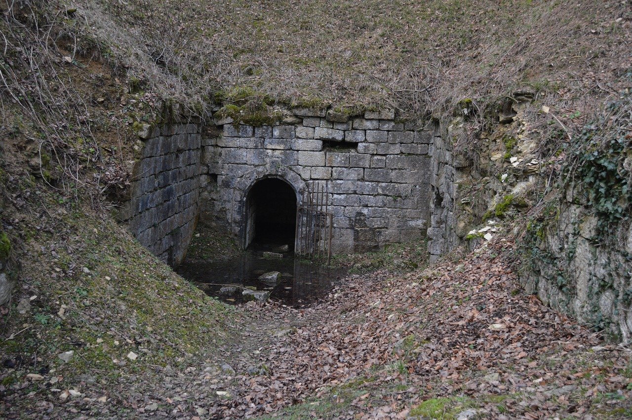 Das Bild zeigt einen Bunker des 1. Weltkriegs in der Nähe von Verdun.