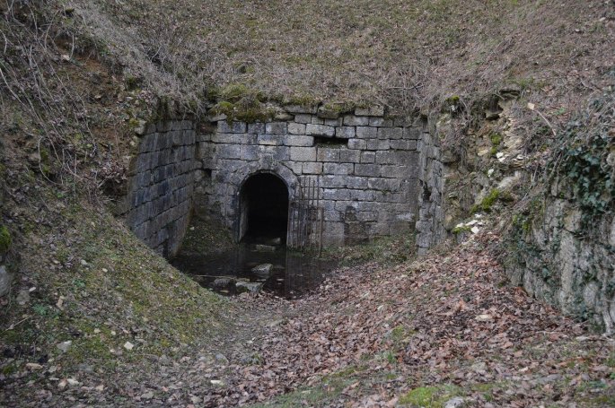 Das Bild zeigt einen Bunker des 1. Weltkriegs in der Nähe von Verdun.