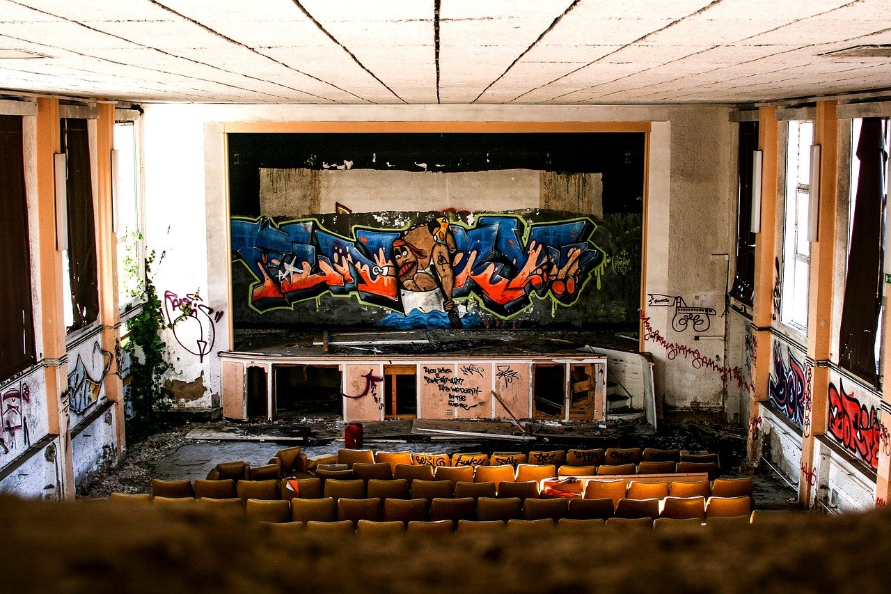 Das Bild zeigt einen alten verwahrlosten Theatersaal.
