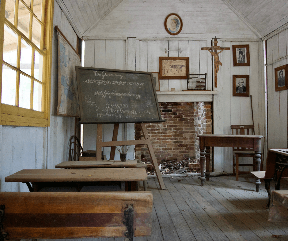 Das Bild zeigt ein altes Klassenzimmer.