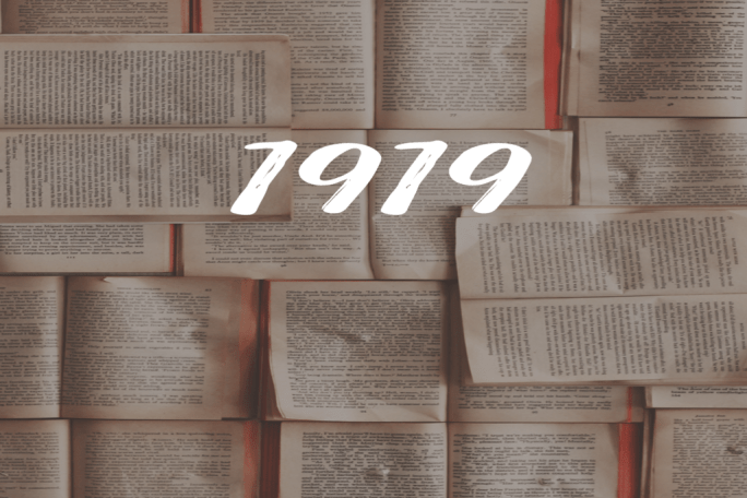 DAs Bild zeigt eine Fotocollage von aufgeklappten Büchern. Darüber ist die Jahreszahl 1919 gelegt.