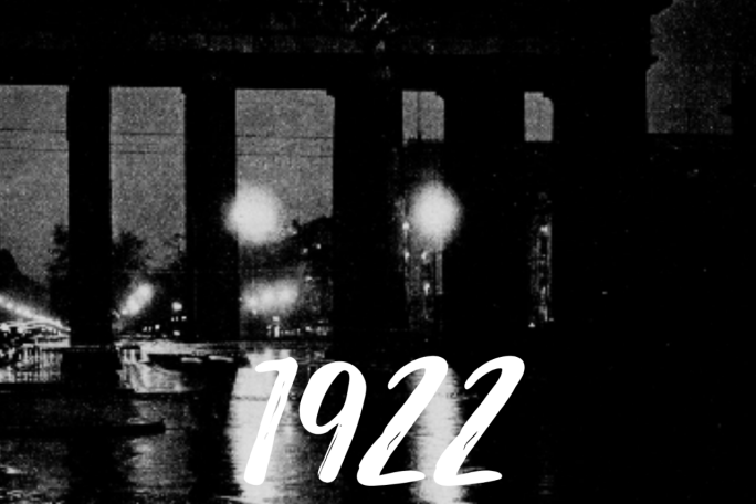 Das Bild bietet einen nächtlichen Blick auf das Brandenburger tor in Berlin.