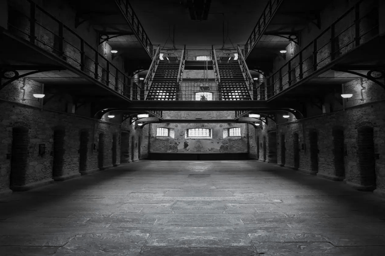 Das Bild zeigt ein verlassenes Gefängnis.
