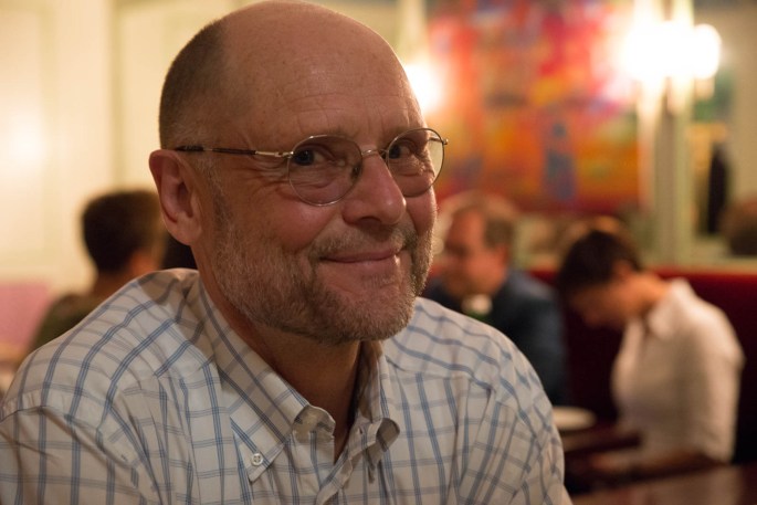 Das Bild zeigt ein Porträt von Ralph Roger Glöckler, Autor der Novelle "Luzifers Patenkind".