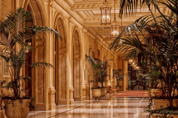 Das Bild zeigt die großzügige Lobby eines Luxushotels.