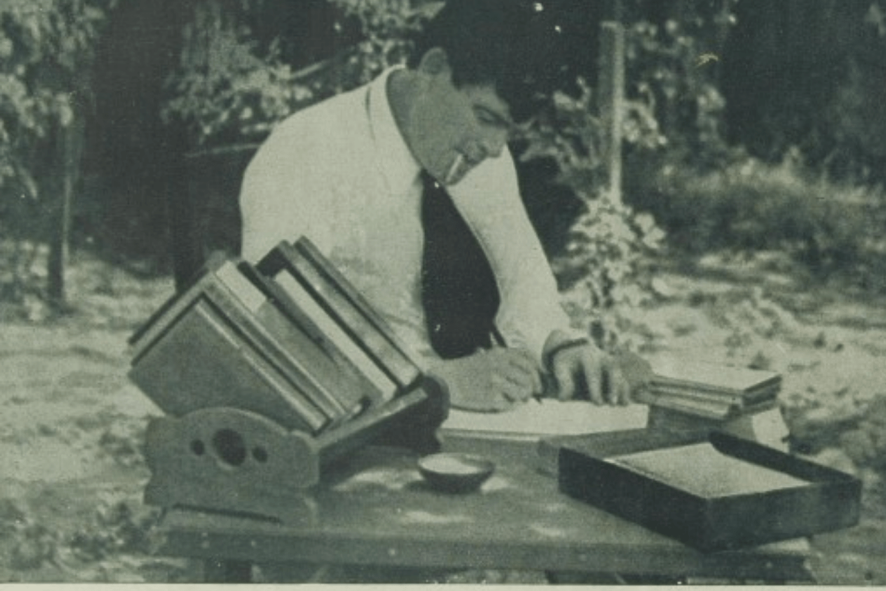 Das Bild zeigt Jack London beim Schreiben.