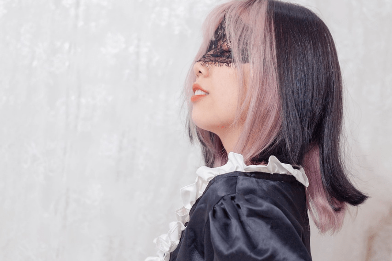 Das Bild zeigt ein Kindermädchen in Dienstkleidung.