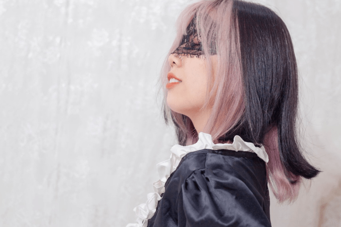 Das Bild zeigt ein Kindermädchen in Dienstkleidung.