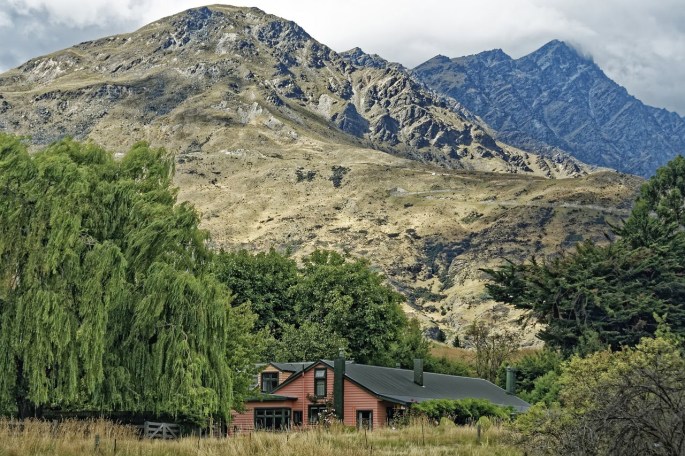 Das Bild zeigt ein Farmhaus in Neuseeland.