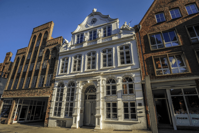 Das Bild zeigt in der Mitte das Buddenbrookhaus in Lübeck.