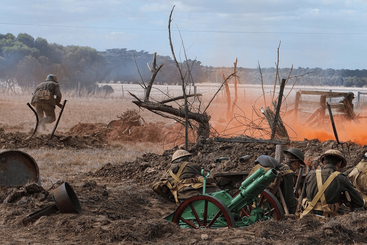 Das Bild zeigt eine nachgestellte Szene: dargestellt werden soll der Kampf im 1. Weltkrieg.