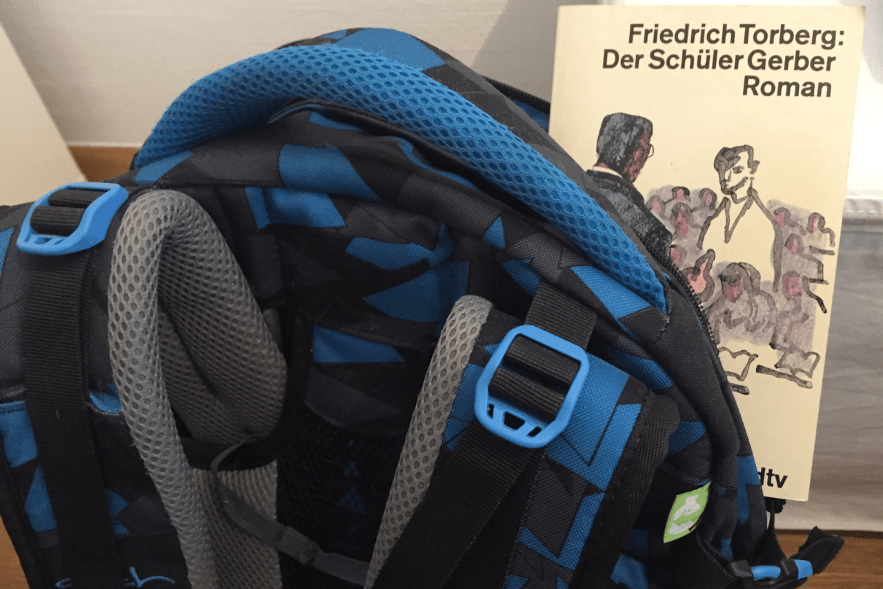 Das Bild zeigt eine Schultasche, in der Friedrich Torbergs Roman "Der Schüler Gerber" steckt.