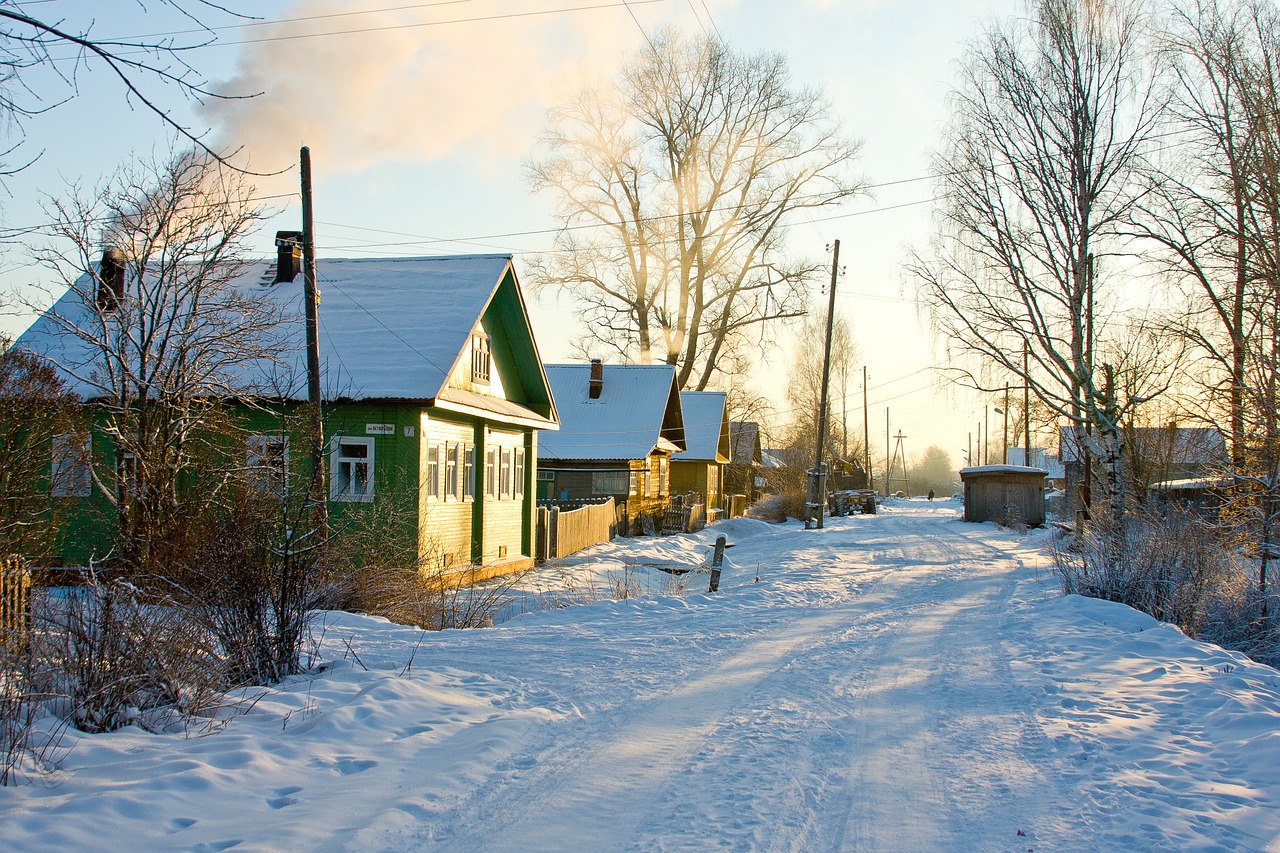 Das Bild zeigt eine verschneite Straße eines russischen Dorfes.
