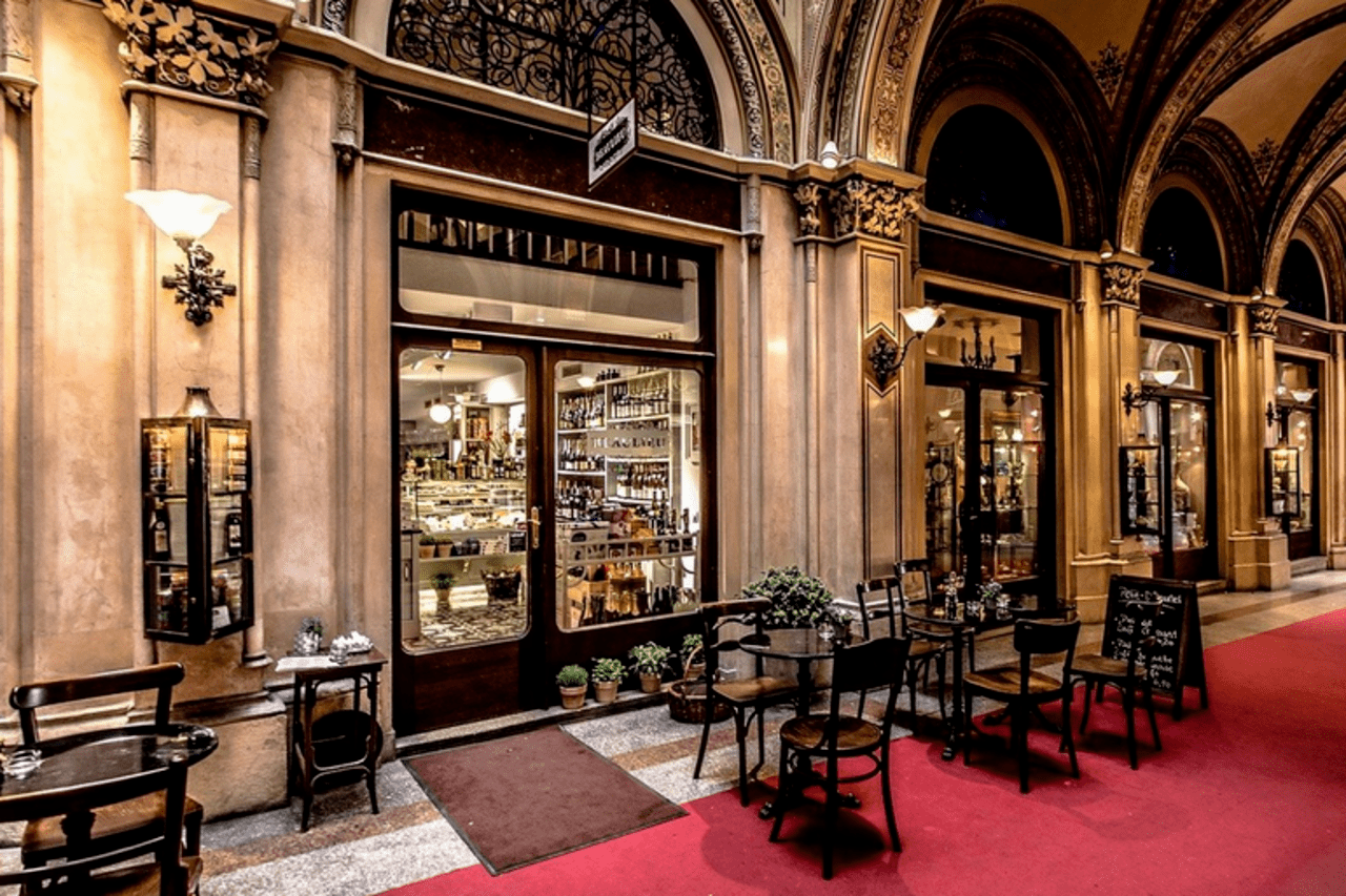 Das Bild zeigt von außen ein Wiener Café.