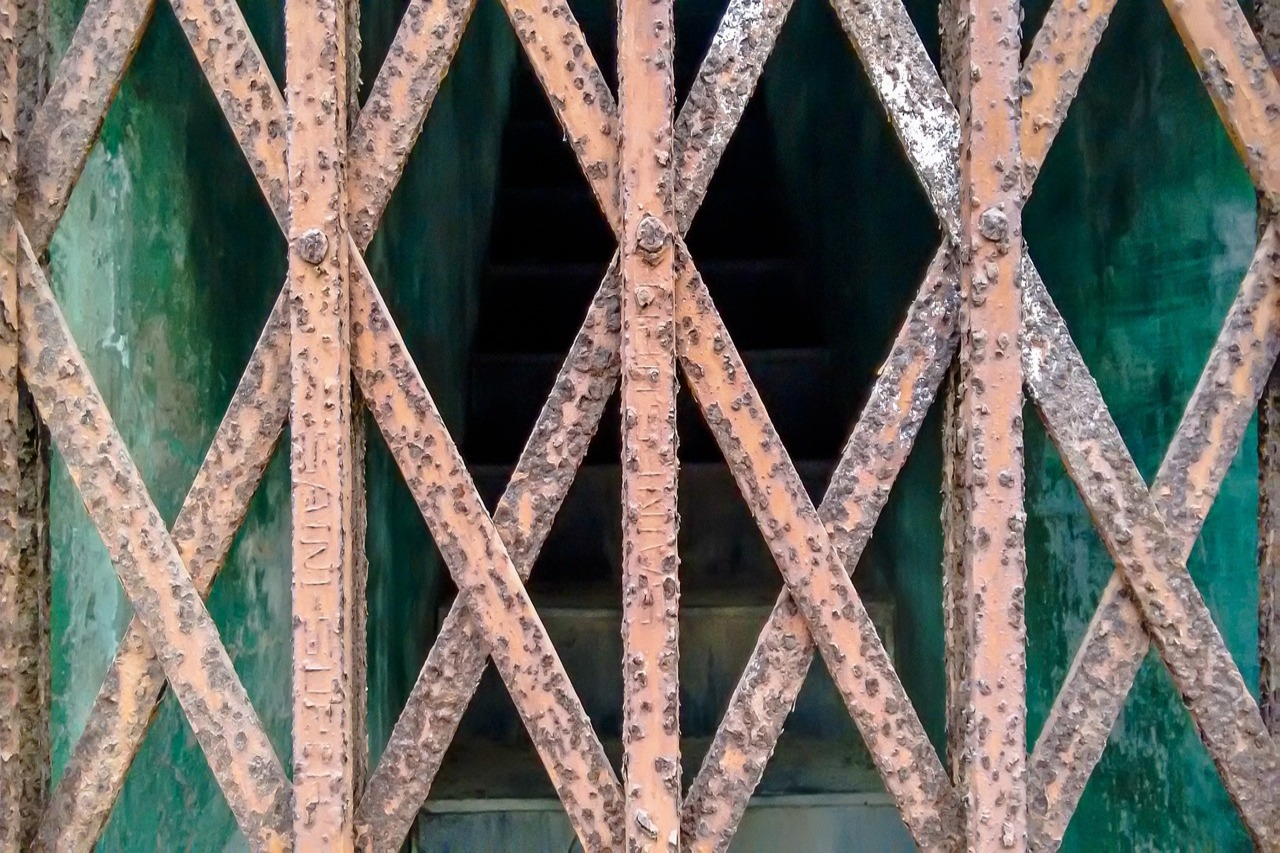 Das Bild zeigt ein verschlossenes Gitter.