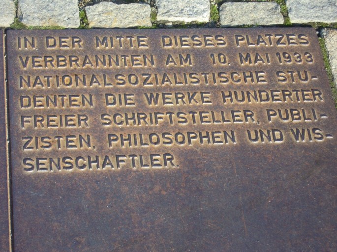 Gedenkstein zur Mahnung an die Bücherverbrennung am 10. Mai 1933 in Berlin.